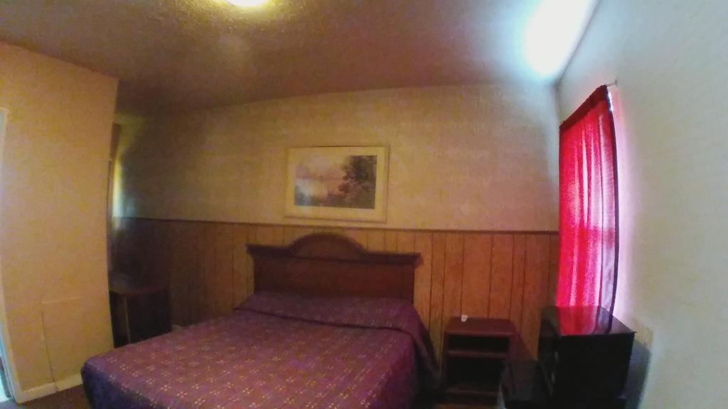 Colonial Motel Marshalltown Exterior photo
