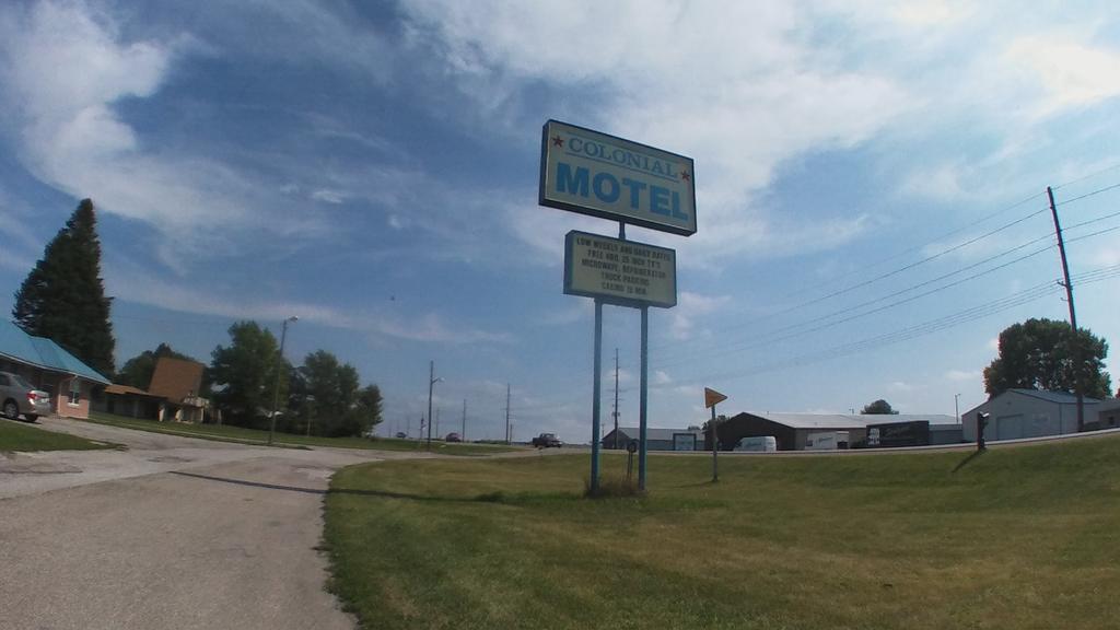 Colonial Motel Marshalltown Exterior photo